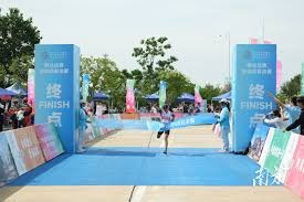 慢重钝！雷迪克看不下去了，换下詹姆斯！东契奇压哨三分拯救全队