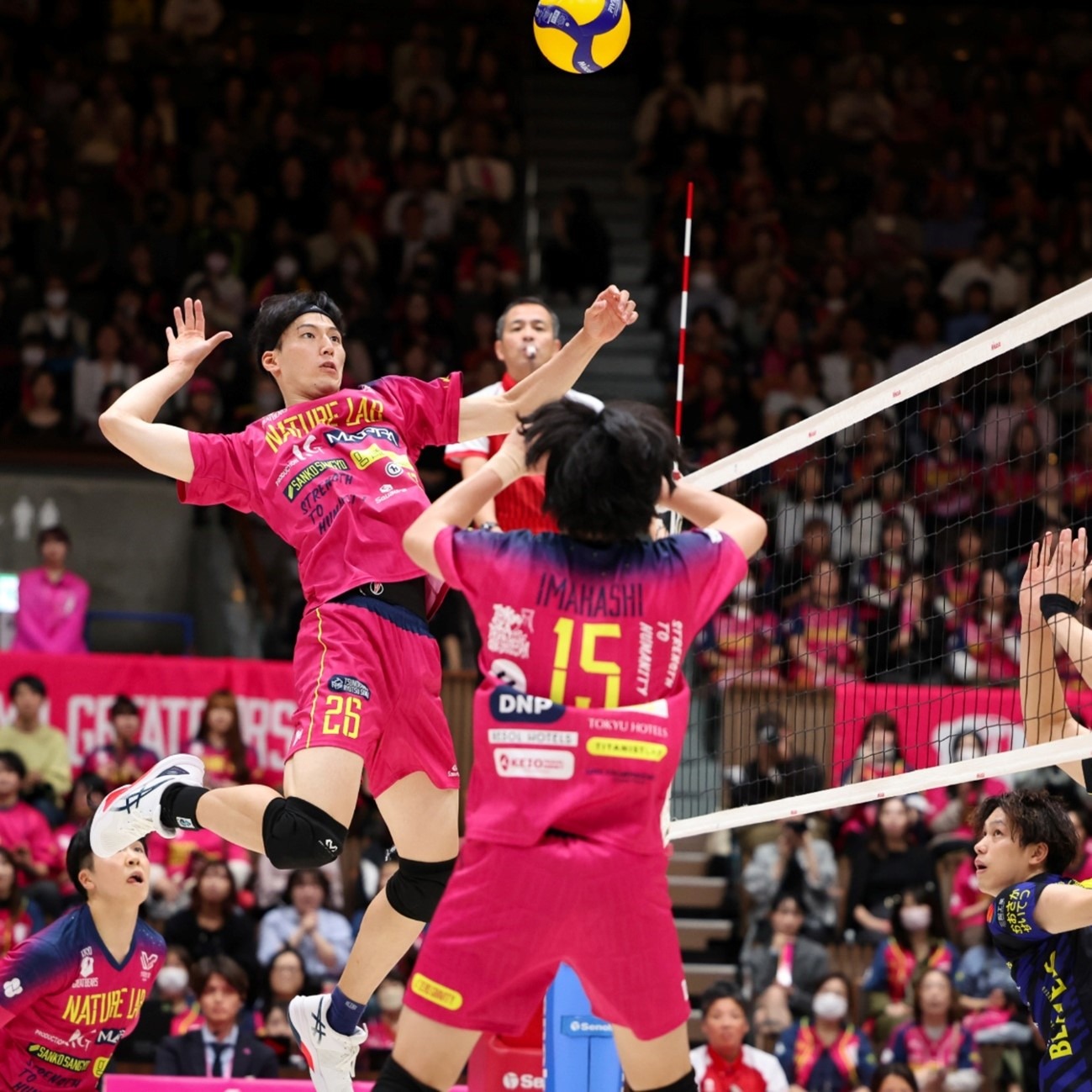 英超争冠白热化：阿森纳1分领跑，利物浦曼城紧追